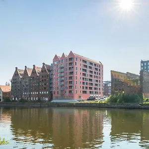 Waterlane Island Pool & Gym Apartment